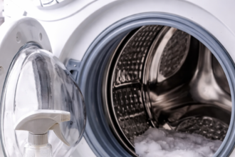 machine à laver ouverte avec produits de nettoyage pour enlever les mauvaises odeurs