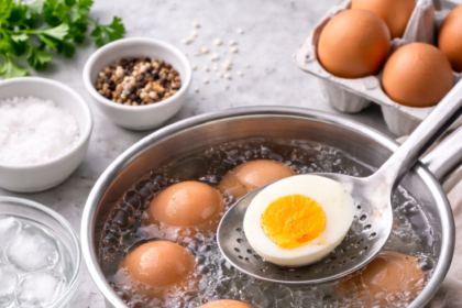 œufs durs en cuisson dans une casserole avec minuteur et refroidissement à l’eau glacée